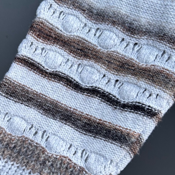 Cozy Gray Cable Knit Sweater - L - Picture 5 of 6